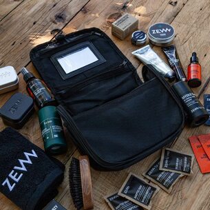 🇬🇧 ENG below

🌲🧳 Odkrywaj świat z ZEW for Men! Poznaj naszą kosmetyczkę turystyczną, która jest nie tylko poręczna, ale także pojemna, zapewniając dużo miejsca na wszystkie Twoje podróżne esencje. 🌍✈️ Niech każda Twoja przygoda będzie lekka i stylowa z naszymi produktami u Twojego boku!

——

🌲🧳 Explore the world with ZEW for Men! Meet our travel toiletry bag, not only handy but also spacious, ensuring plenty of room for all your travel essentials. 🌍✈️ Make every adventure effortless and stylish with our products by your side!

#kosmetyczka #cosmeticbag #zew #zewformen #barber #beard #newproduct #travelbag #travel #podróże #mancare #naturalingredients #mancosmetics
