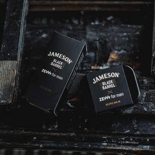 🔥PREMIERE🔥

🌲🥃 Ekscytujące nowości od ZEW for Men! Duma naszej marki wzbogaciła się o produkt powstały w ścisłej współpracy z legendarną marką whisky - @jamesonwhiskey_pl Przedstawiamy Black Barrel - wyjątkowe połączenie męskiej pielęgnacji z nutą tradycyjnej whisky. Czy jesteś gotowy na olejek do brody o głębokim, dębowym aromacie? A może wolisz balsam, który odżywi Twoją brodę i doda jej wyjątkowej miękkości? Odkryj to unikalne połączenie na poczujzew.pl i poczuj wyjątkowy charakter naszego nowego produktu w swojej codziennej pielęgnacji! Dodatkowo skorzystaj z obecnej promocji -20% na Black Barrel. 🧔🖤

——

English version of the post:
🌲🥃 Exciting news from ZEW for Men! Our brand's pride has expanded with a product developed in close collaboration with the legendary whiskey brand - @jamesonwhiskey_pl Introducing Black Barrel - a unique blend of masculine grooming with a hint of traditional whiskey. Are you ready for a beard oil with a deep oak aroma? Or perhaps you prefer a balm that nourishes your beard, giving it a distinctive softness? Discover this unique blend on poczujzew.pl and feel the distinct character of our new product in your daily grooming routine! Plus, take advantage of the current promotion - get 20% off on Black Barrel. 🧔🖤

#barber #barbershop #mancare #beardbalm #beardoil #blackbarrel #jameson #whiskey #hairstylist #beardstylist #zew #zewformen